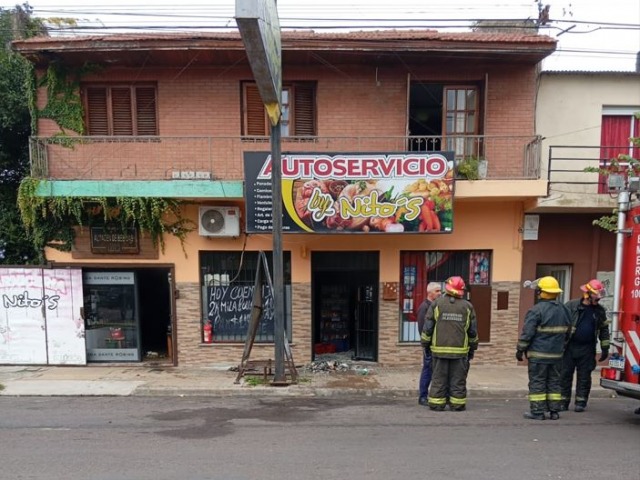 Principio de incendio en un autoservicio